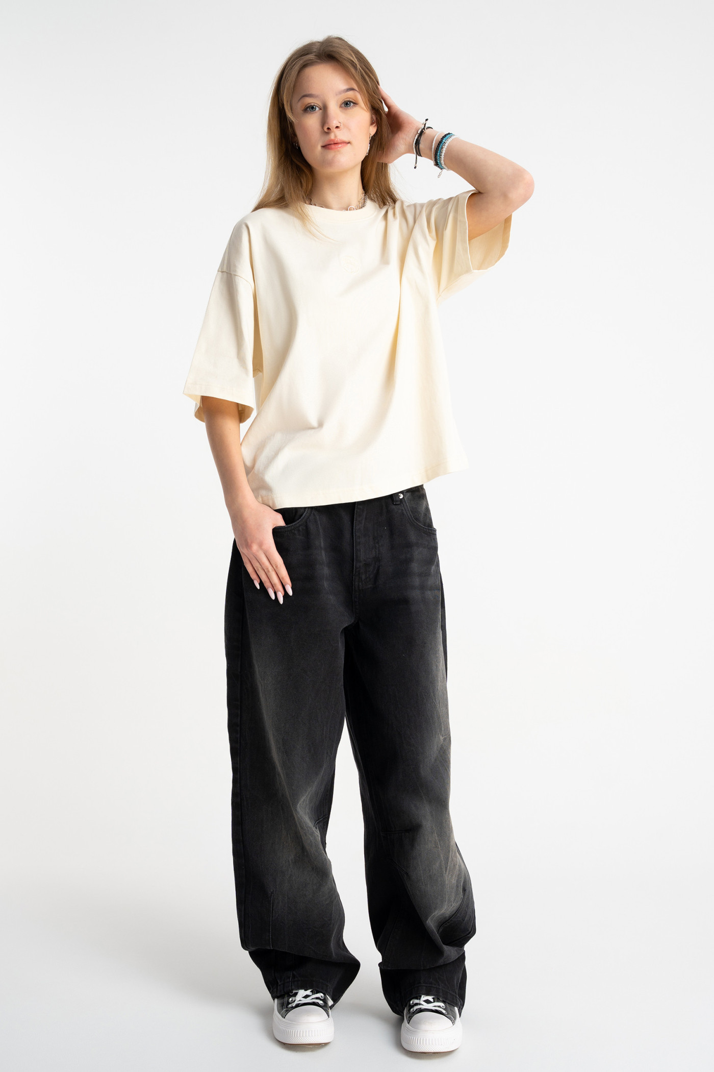 Kremowy t-shirt BOXY z autorską grafiką z tyłu