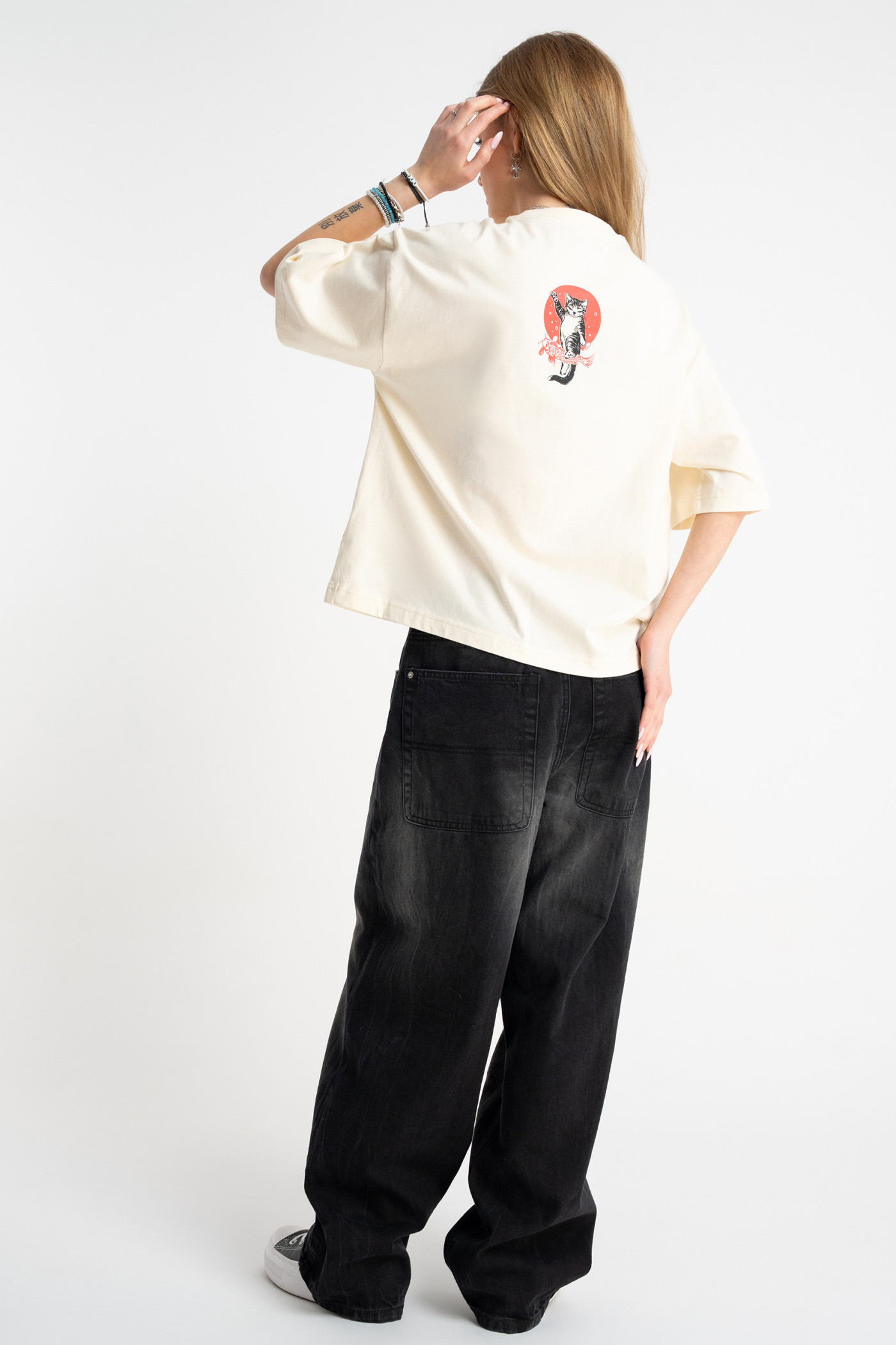 Kremowy t-shirt BOXY z autorską grafiką z tyłu