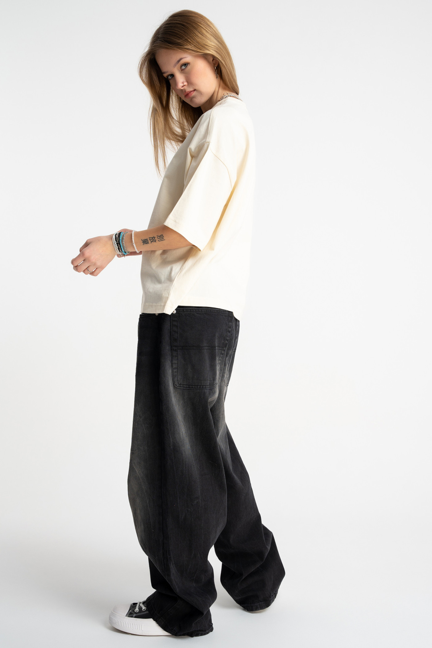 Kremowy t-shirt BOXY z autorską grafiką z tyłu