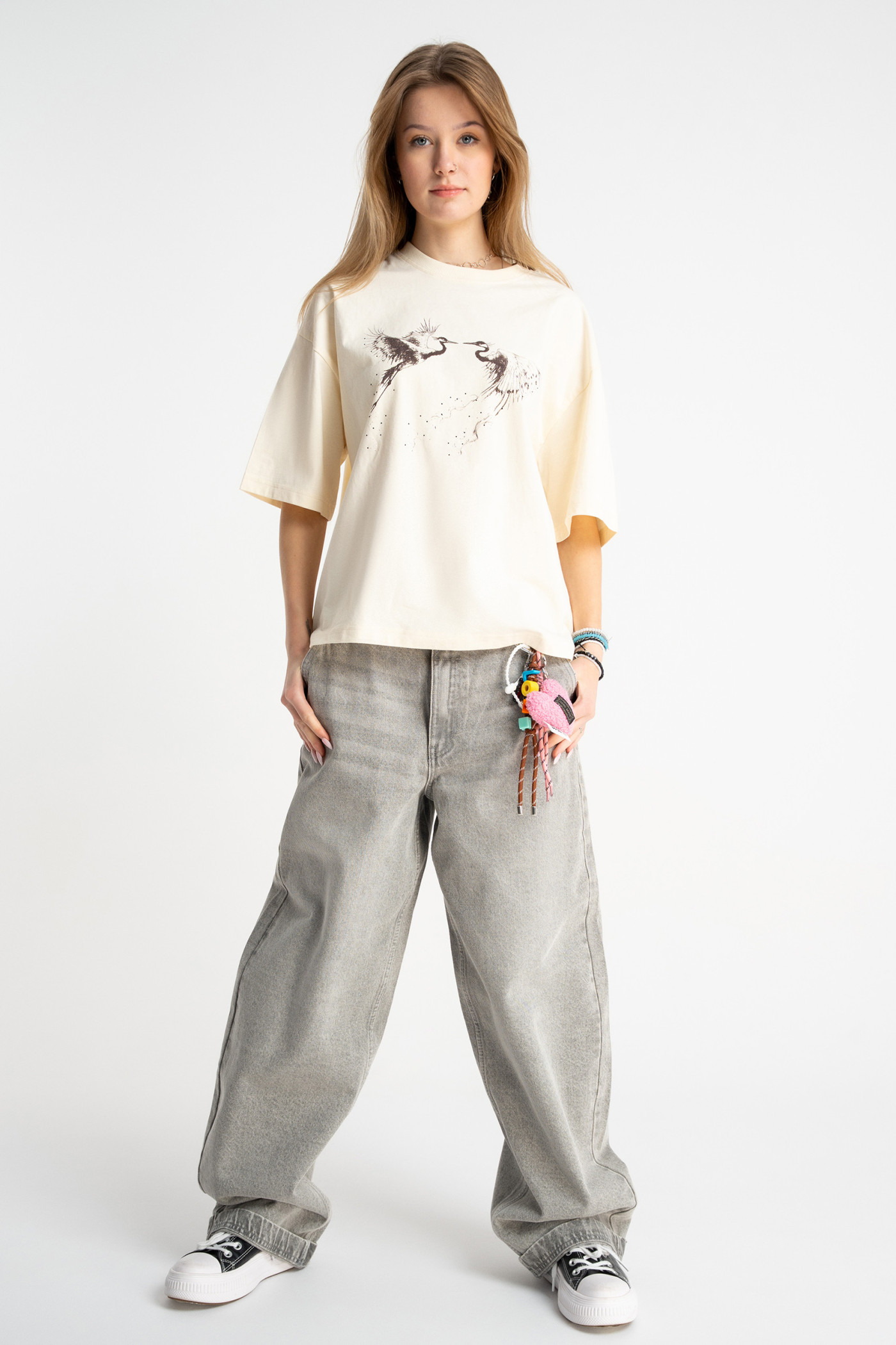 Kremowy t-shirt BOXY z autorską grafiką z przodu