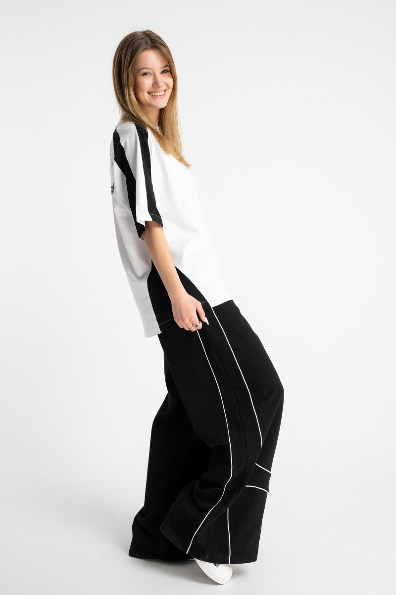 Czarne spodnie dresowe WIDE LEG z kontrastowymi wypustkami podkreślające cięcia, czarny