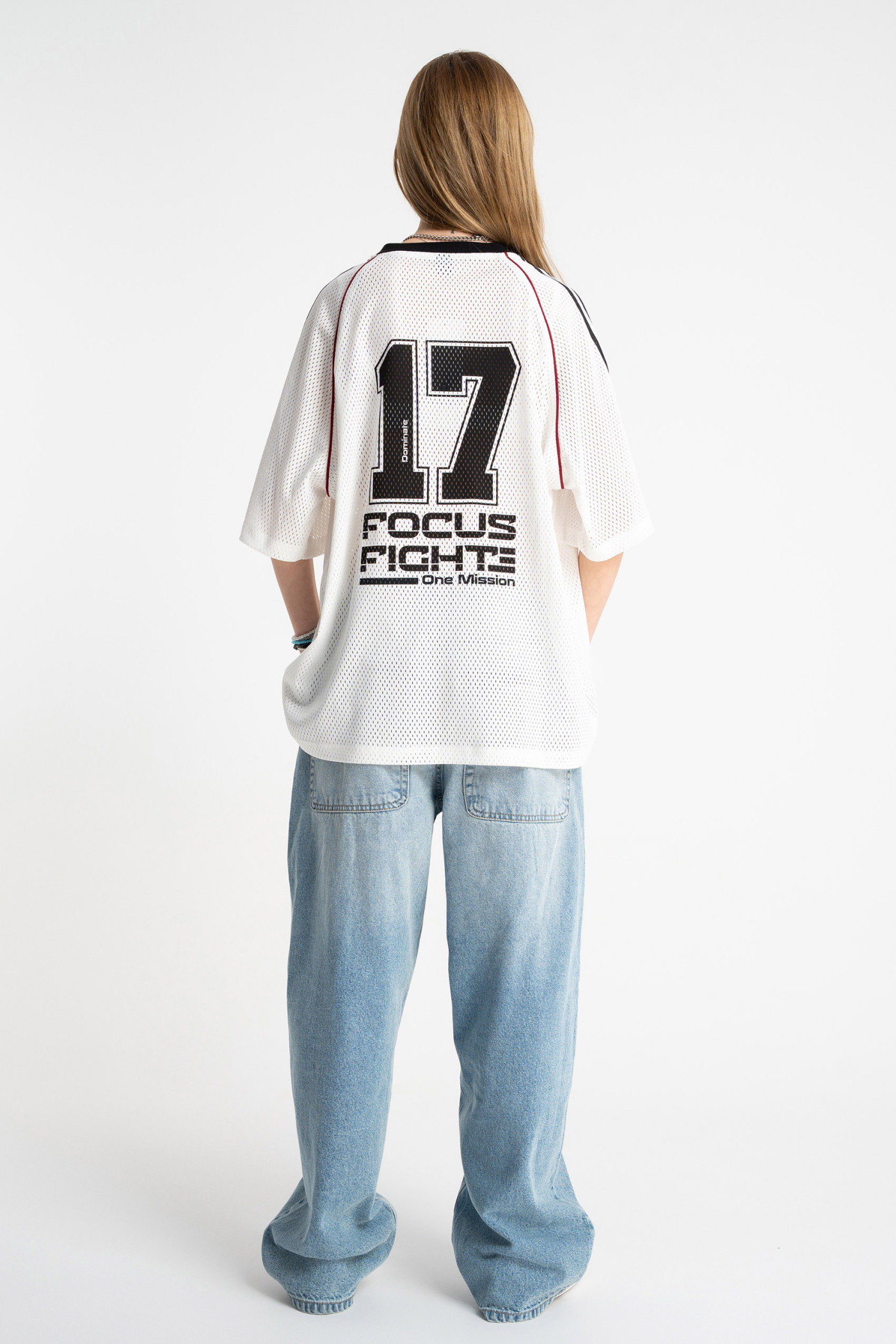 Biały t-shirt w stylu sportowym z siatki