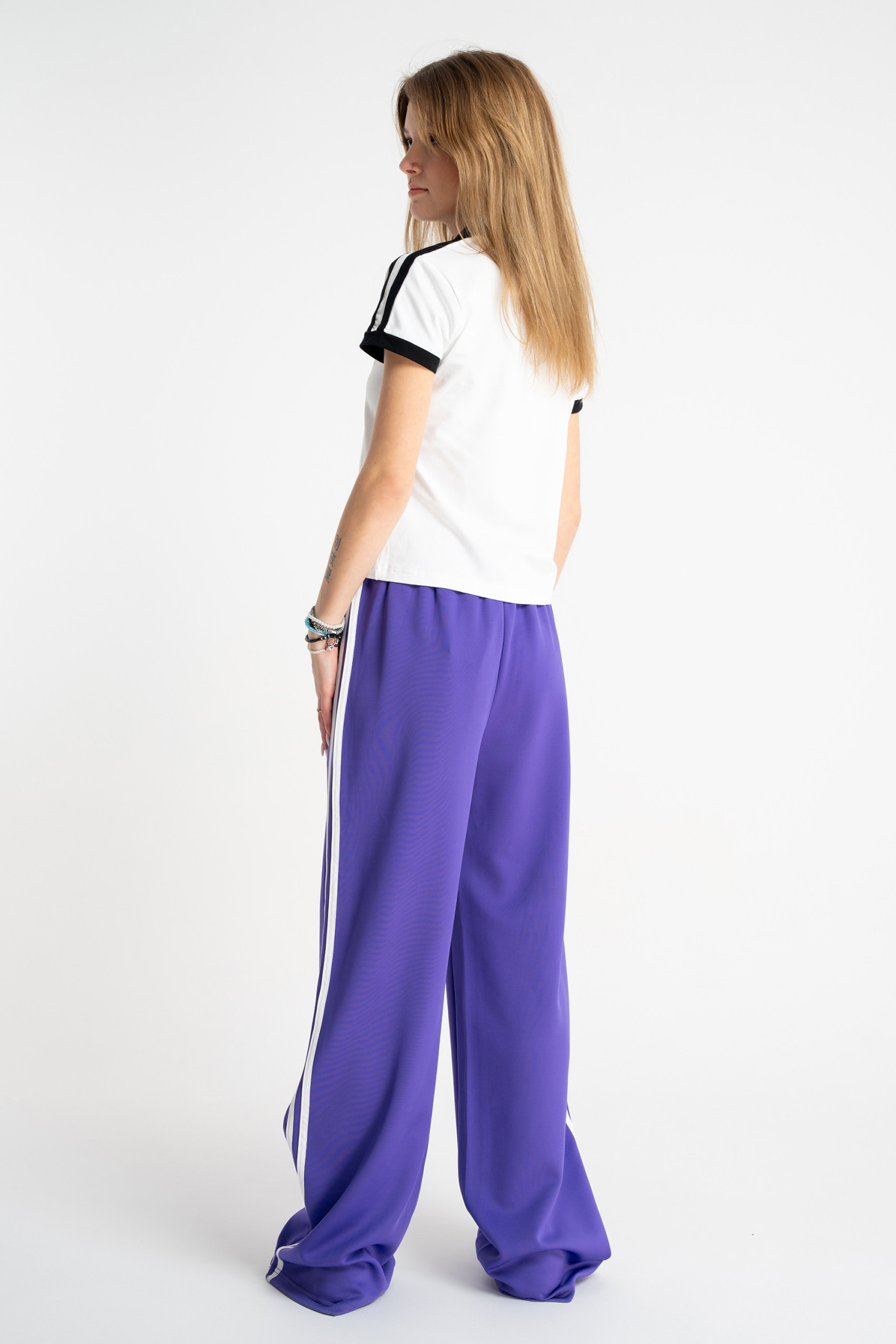 Fioletowe spodnie dresowe z lampasami
