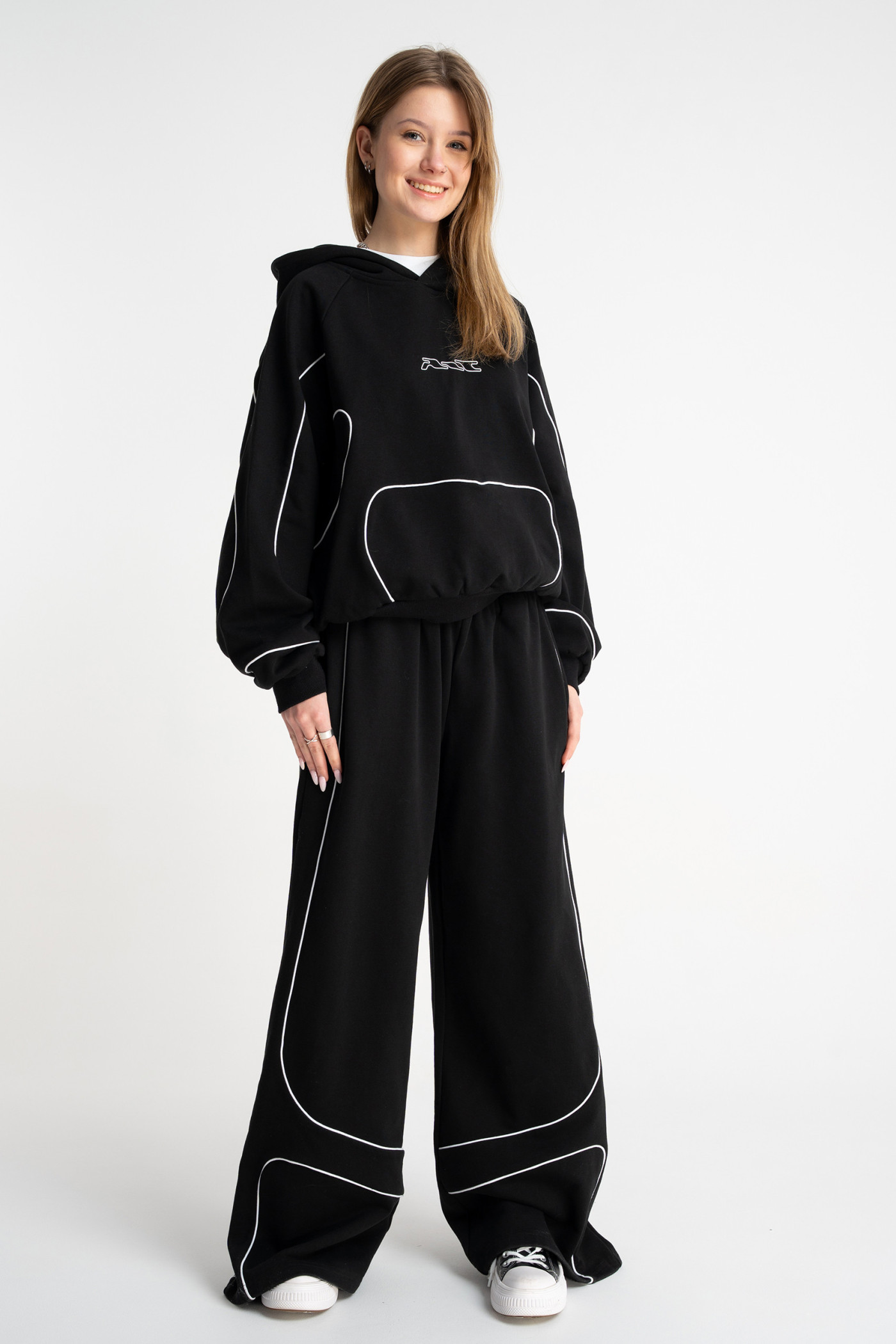 Czarna bluza BOXY z kapturem z kontrastowymi wypustkami podkreślającymi cięcia