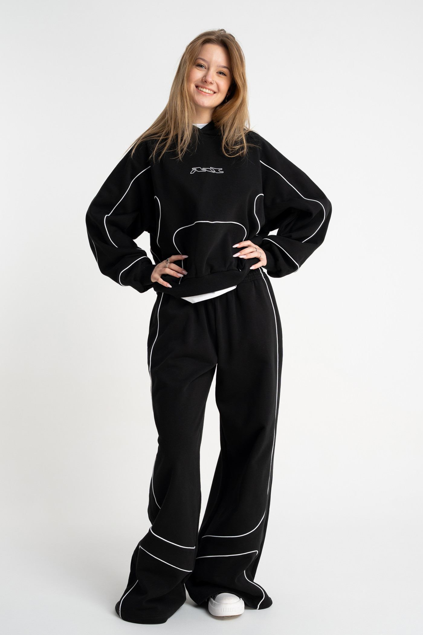 Czarna bluza BOXY z kapturem z kontrastowymi wypustkami podkreślającymi cięcia