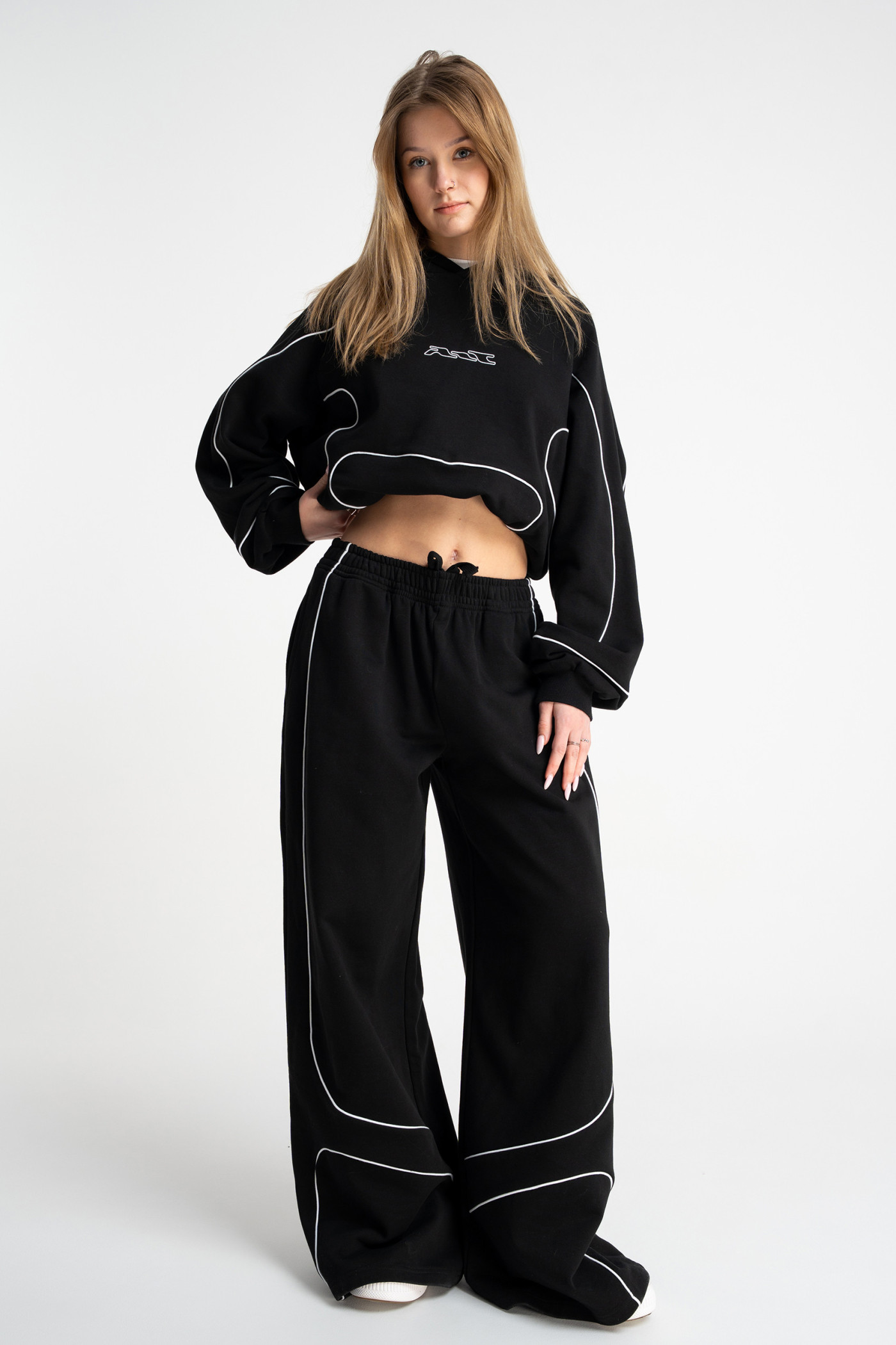 Czarna bluza BOXY z kapturem z kontrastowymi wypustkami podkreślającymi cięcia