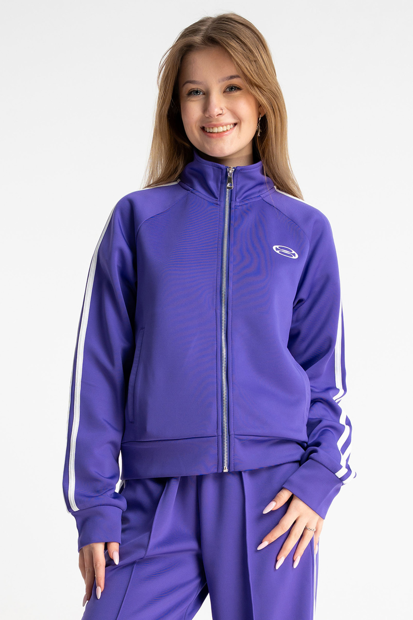 Fioletowa bluza z kontrastowymi lampasami na rękawach