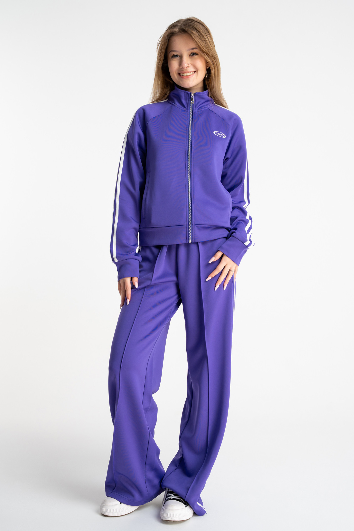 Fioletowa bluza z kontrastowymi lampasami na rękawach