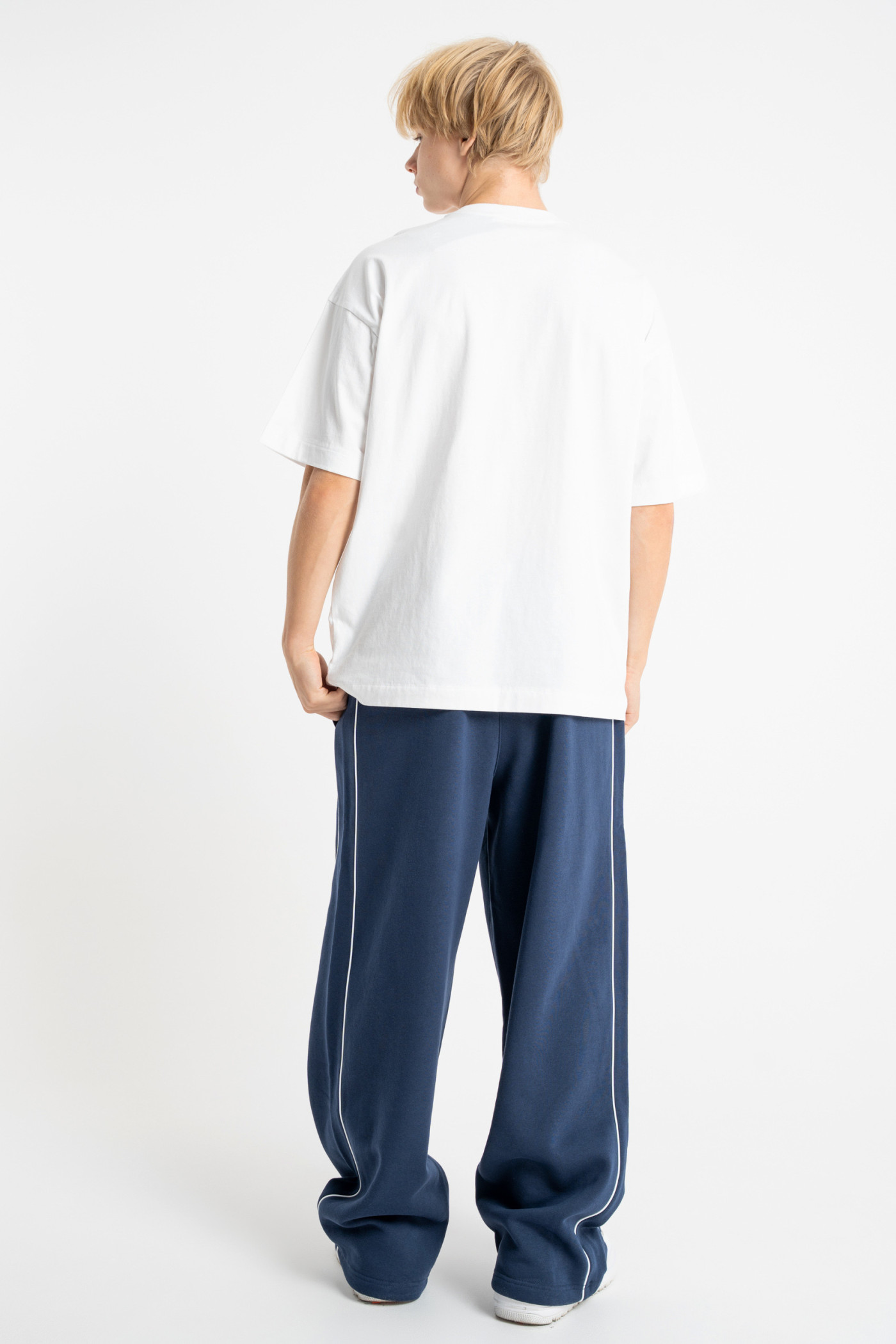 Granatowe spodnie dresowe WIDE LEG z kontrastowymi wypustkami podkreślającymi cięcia