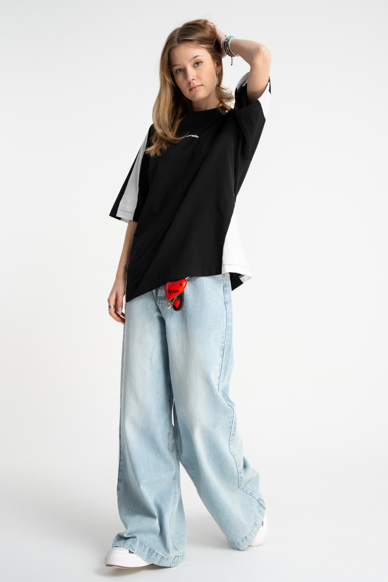 Czarny t-shirt OVERSIZE z kontrastowymi wstawkami