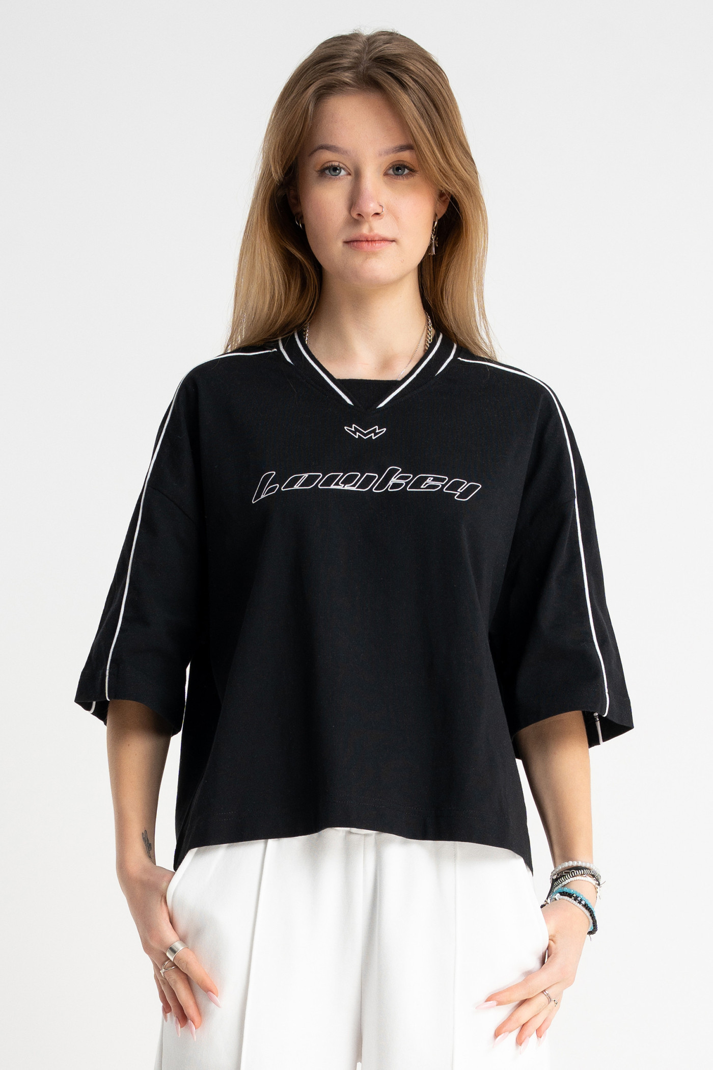 Czarny t-shirt BOXY z kontrastowymi wypustkami