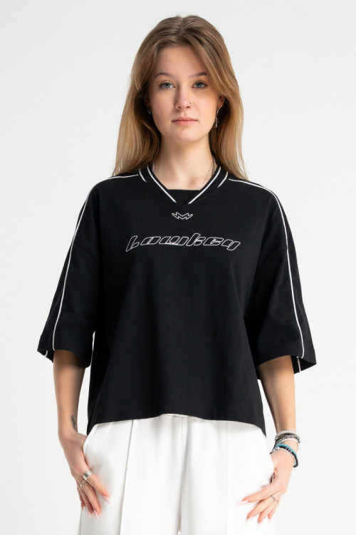 Czarny t-shirt BOXY z kontrastowymi wypustkami