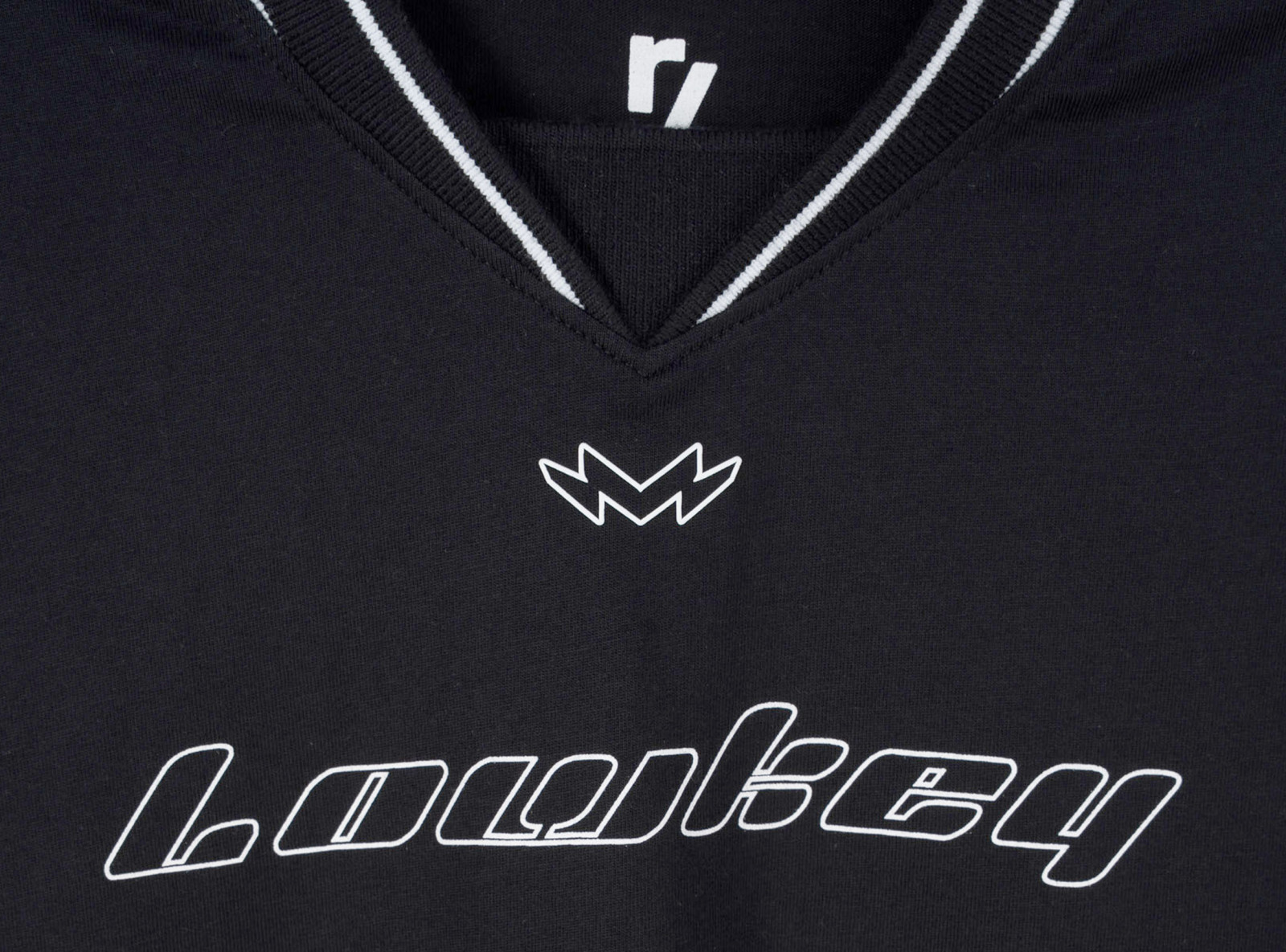 Czarny t-shirt BOXY z kontrastowymi wypustkami