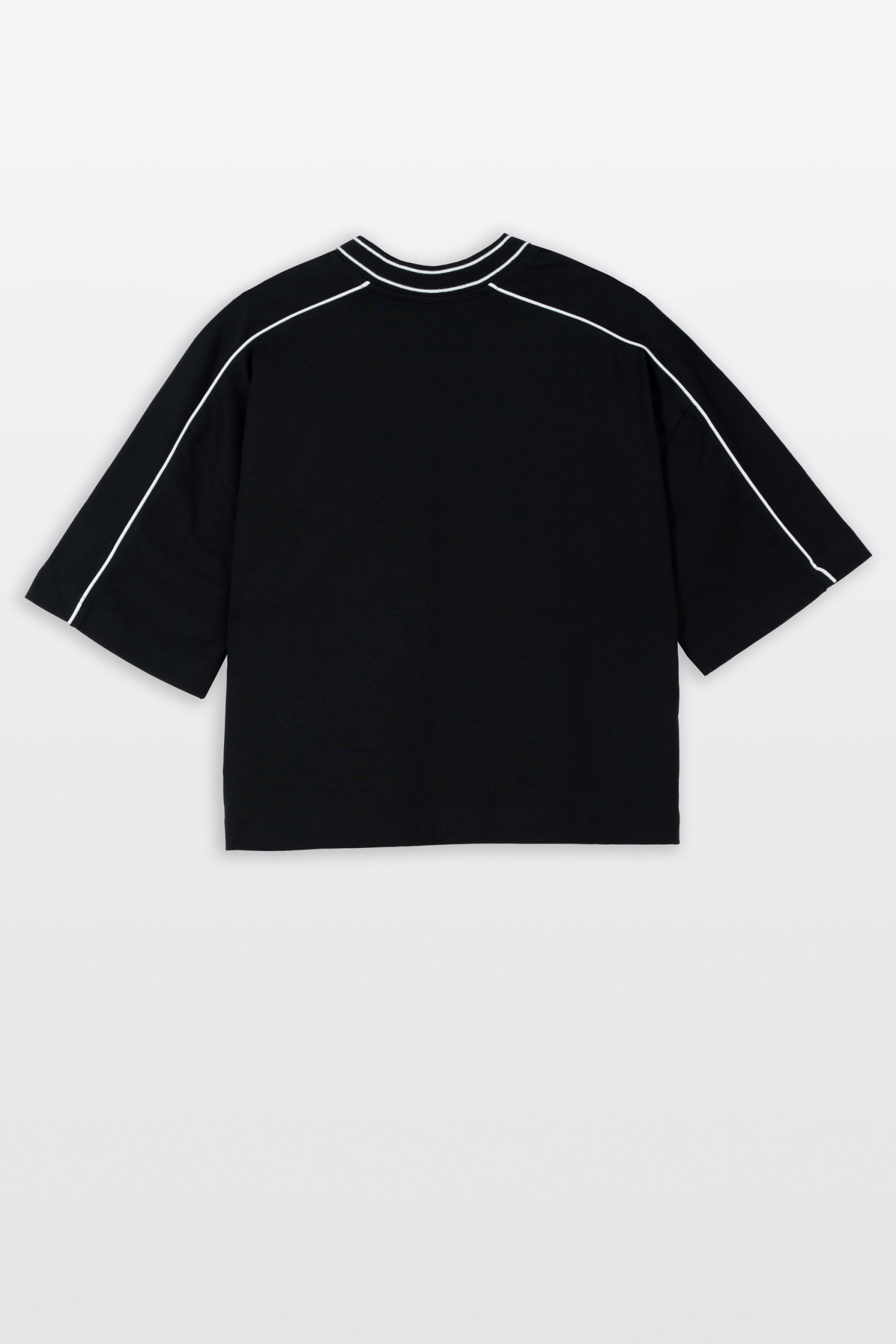 Czarny t-shirt BOXY z kontrastowymi wypustkami