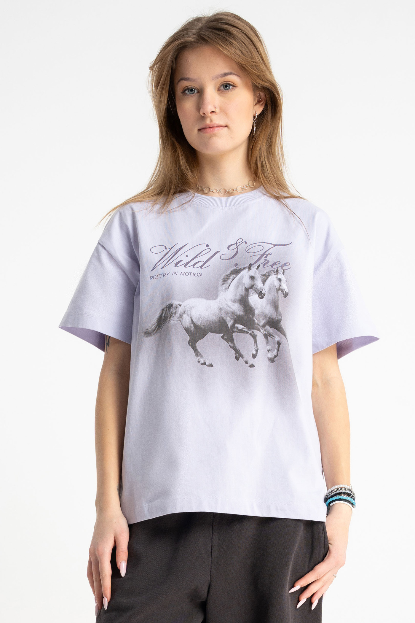 Fioletowy t-shirt COMFORT z autorską grafiką z przodu