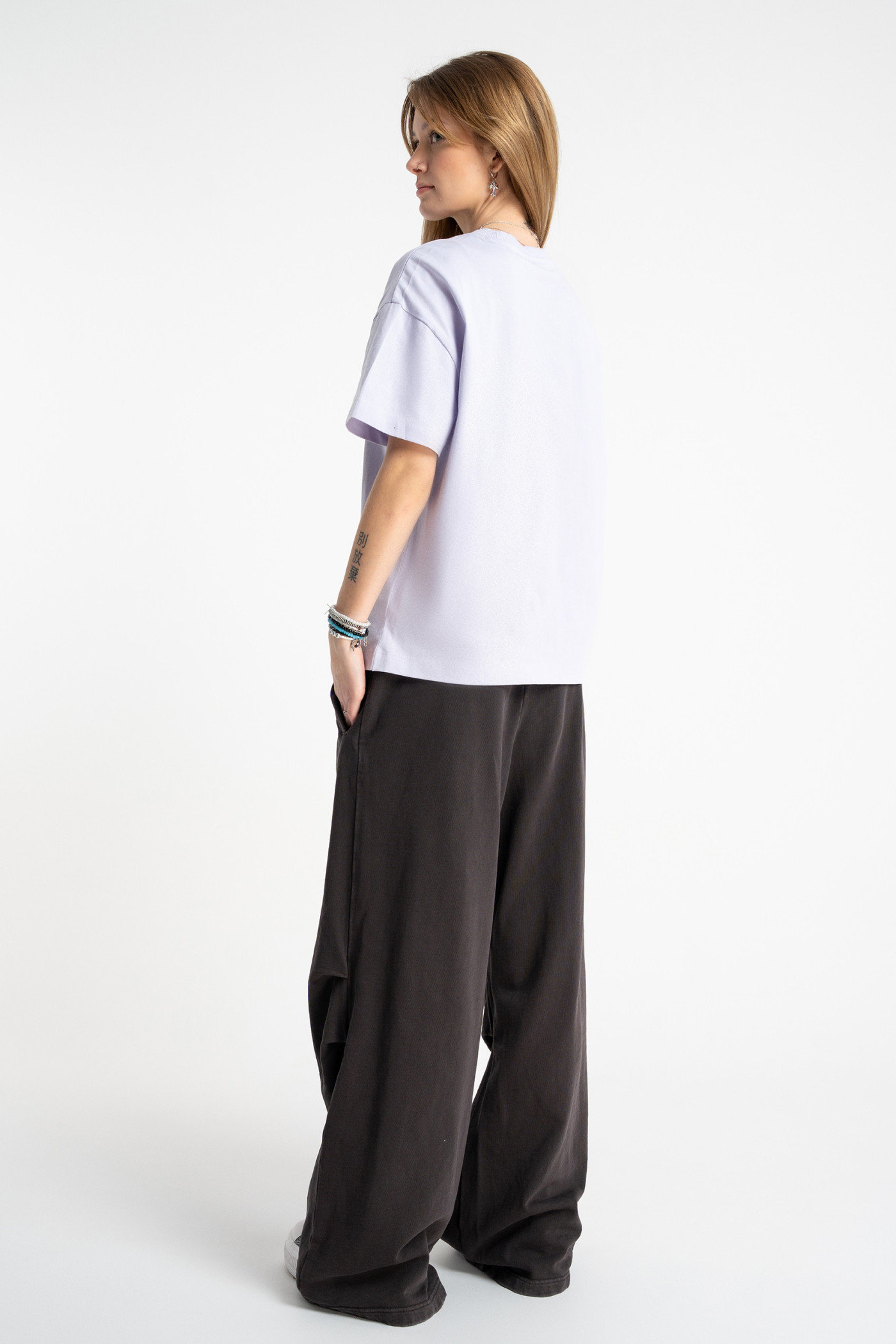 Fioletowy t-shirt COMFORT z autorską grafiką z przodu