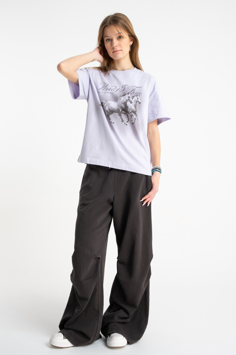 Fioletowy t-shirt COMFORT z autorską grafiką z przodu