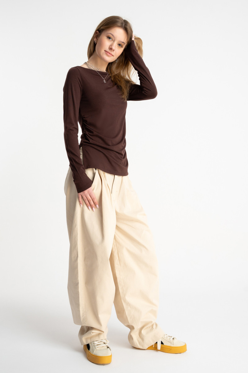 Brązowa bluzka LONG z długimi rękawami z marszczeniami w pasie