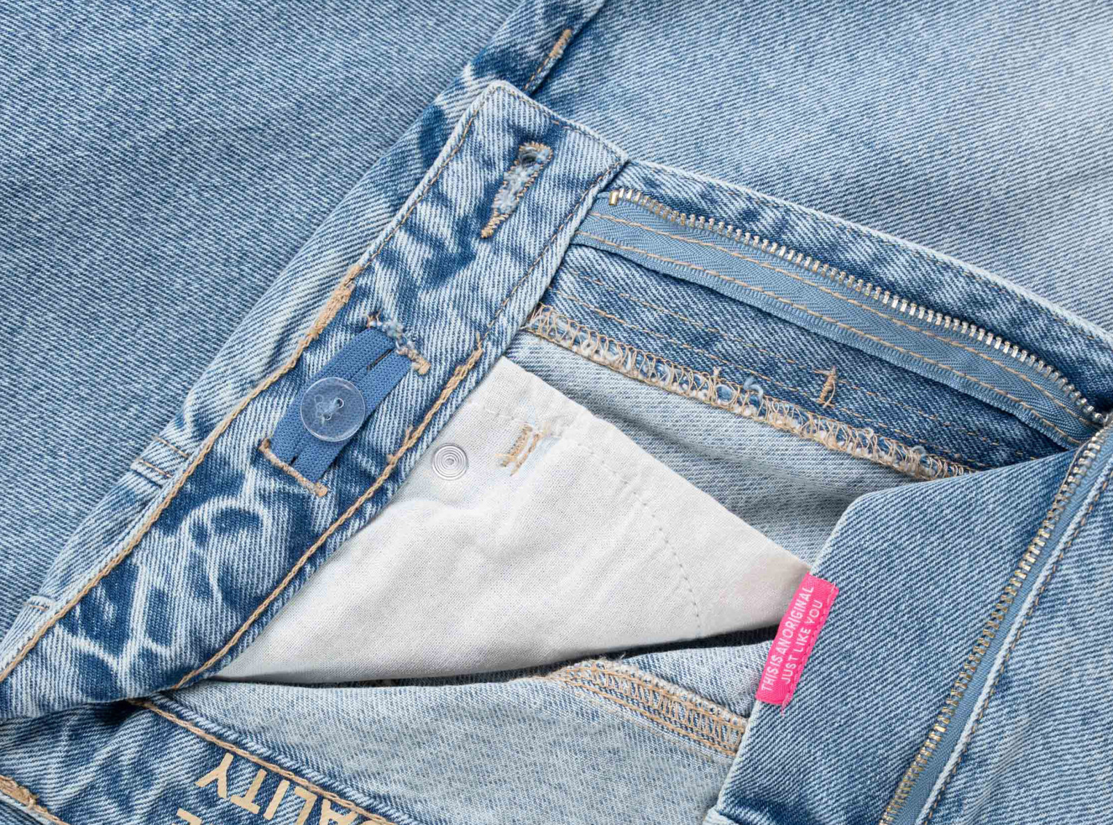 Jasnoniebieskie spodnie jeansowe BARREL z modnymi przetarciami