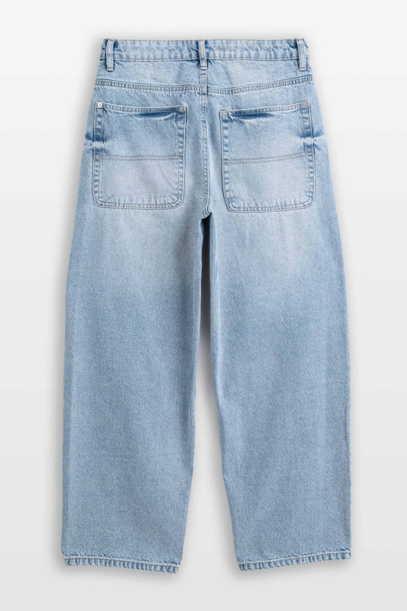 Jasnoniebieskie spodnie jeansowe BARREL z modnymi przetarciami