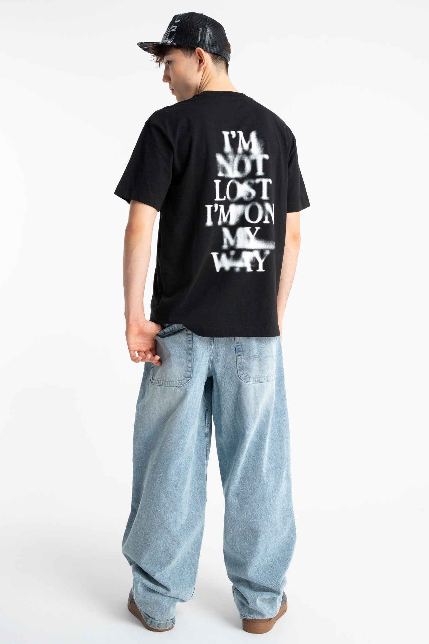 Czarny t-shirt LOOSE z autorską grafiką z tyłu