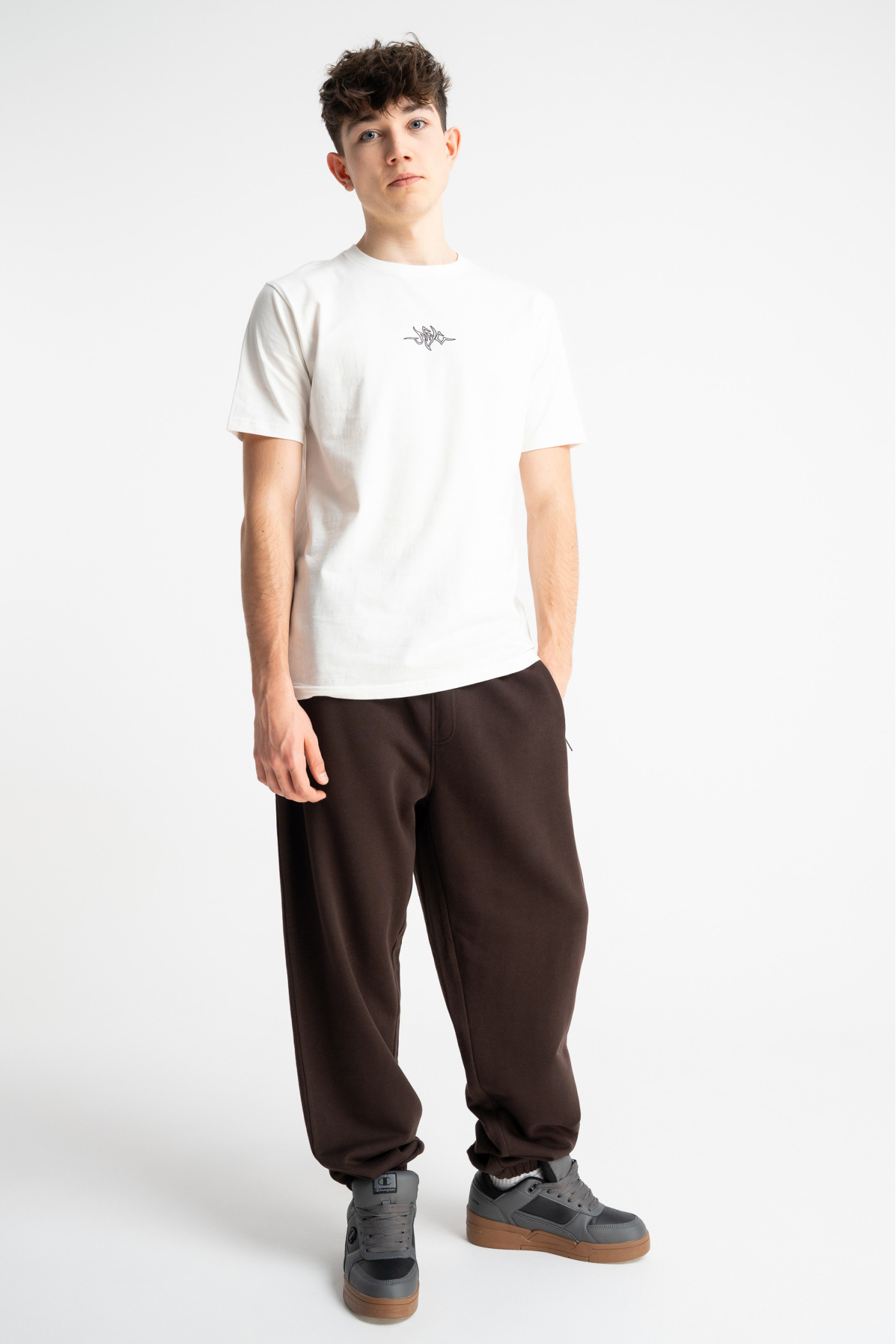 Biały t-shirt REGULAR z autorską grafiką z tyłu