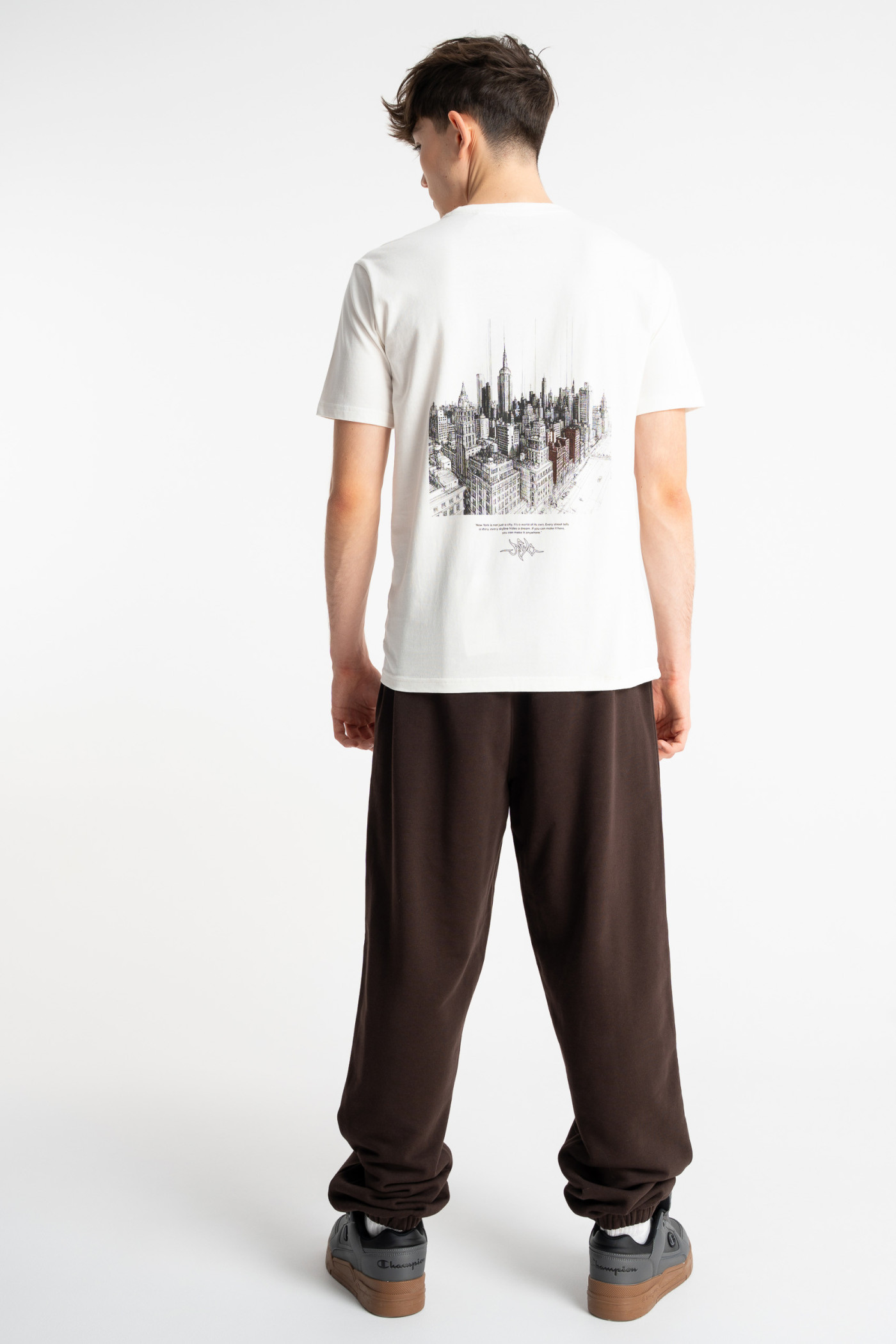 Biały t-shirt REGULAR z autorską grafiką z tyłu