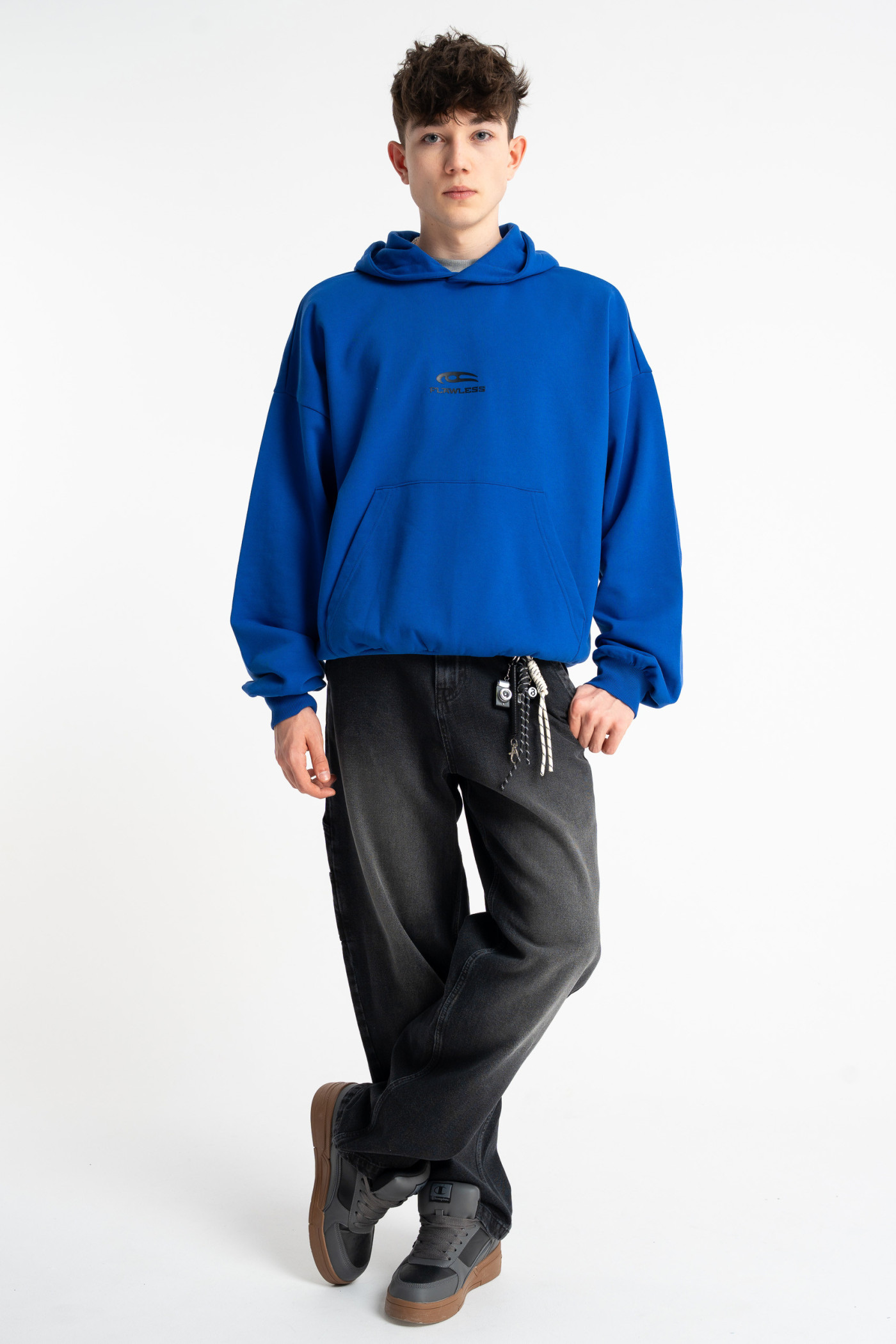 Niebieska bluza BOXY z kapturem z minimalistycznym nadrukiem