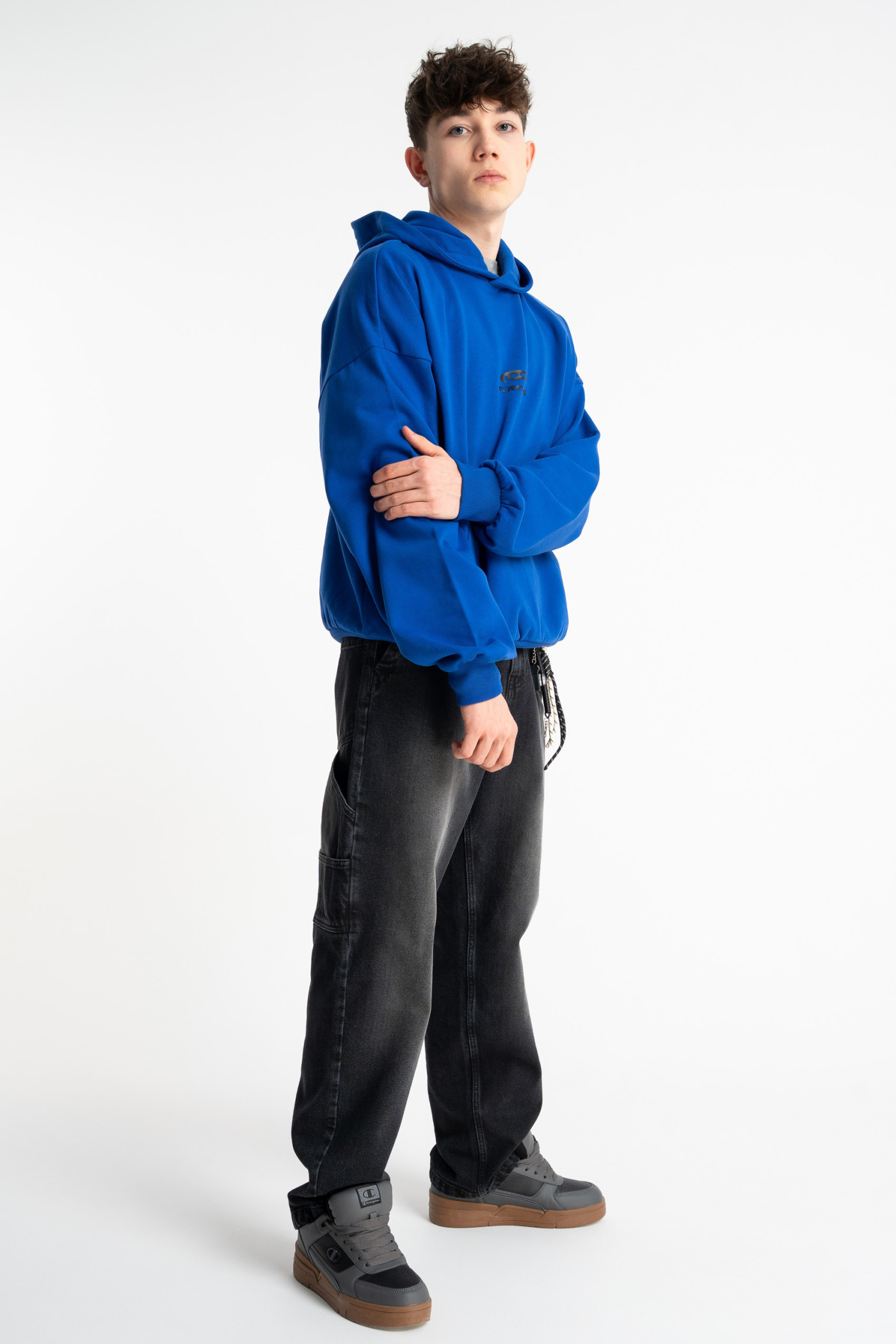 Niebieska bluza BOXY z kapturem z minimalistycznym nadrukiem