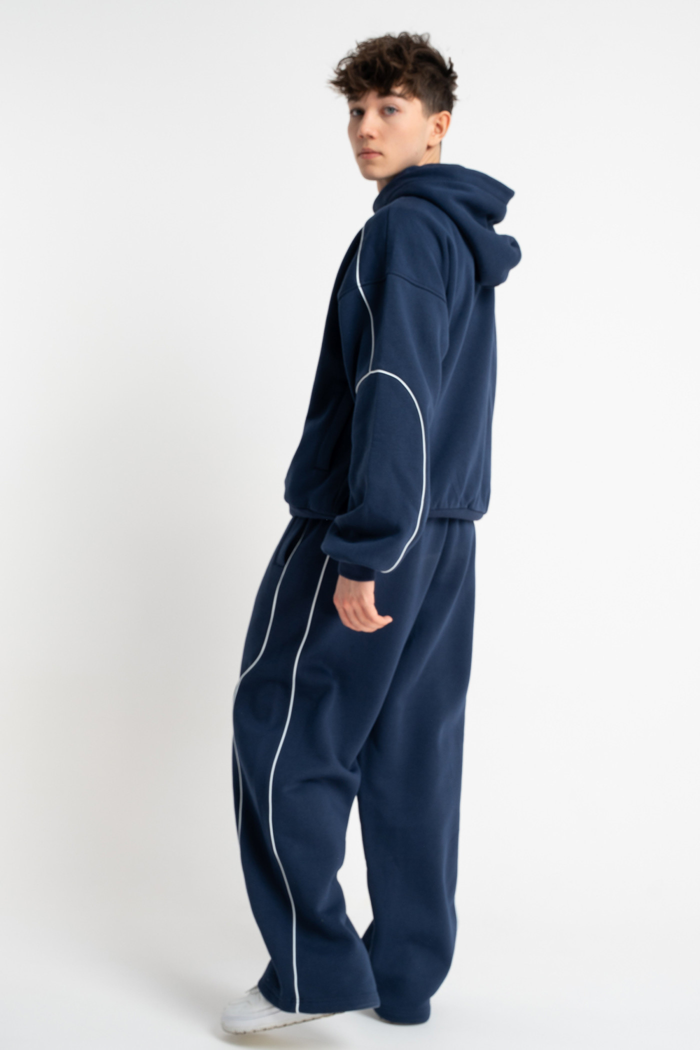 Granatowa bluza BOXY z kapturem z kontrastowymi wypustkami podkreślającymi cięcia