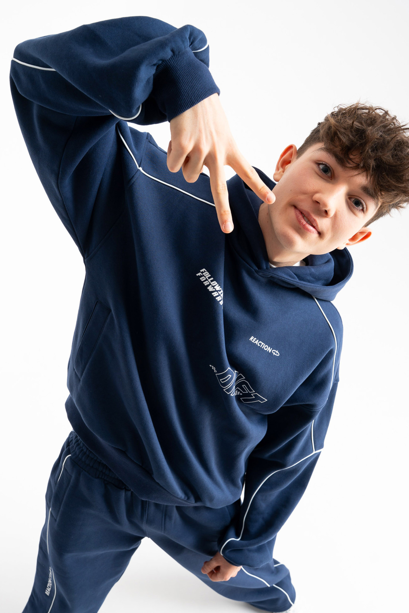 Granatowa bluza BOXY z kapturem z kontrastowymi wypustkami podkreślającymi cięcia