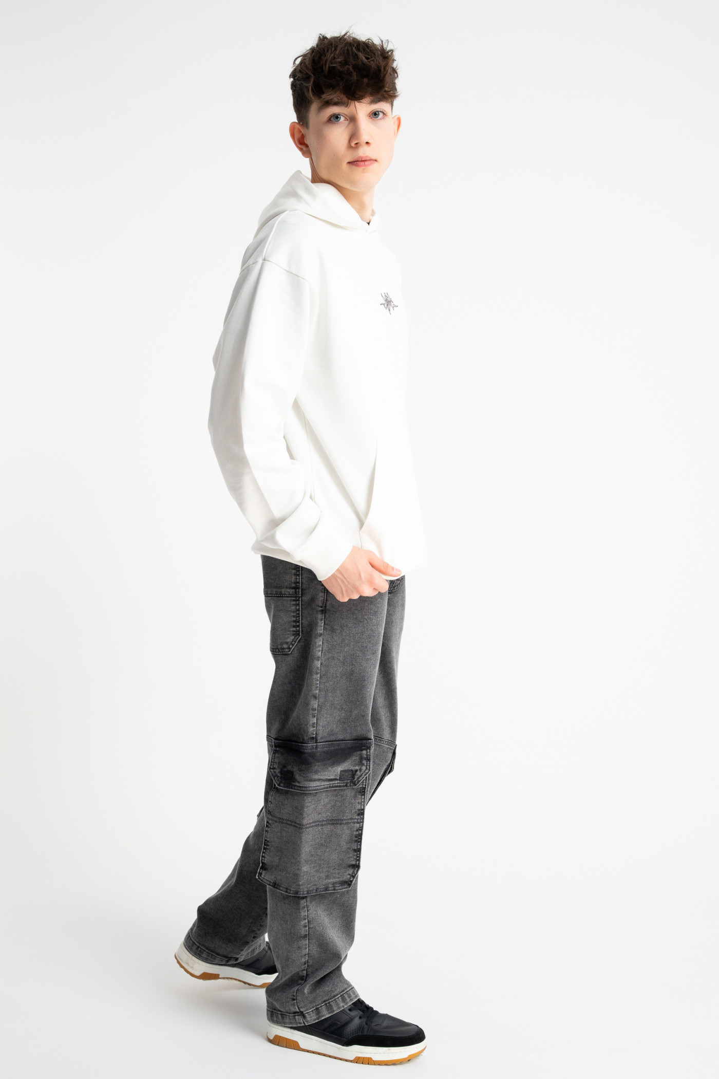 Biała bluza REGULAR z kapturem z autorską grafiką z tyłu