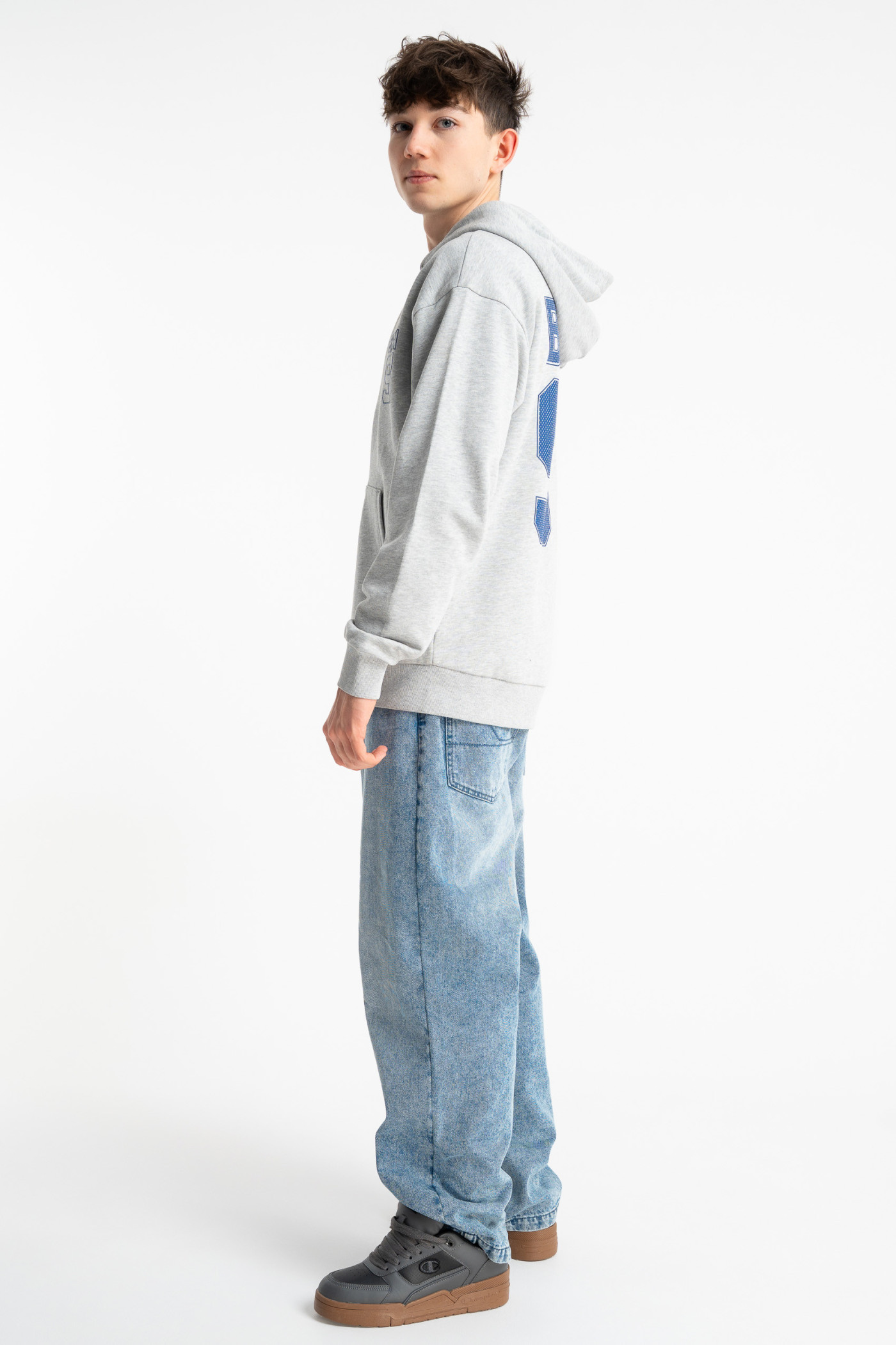 Szara bluza REGULAR z kapturem z autorską grafiką z tyłu