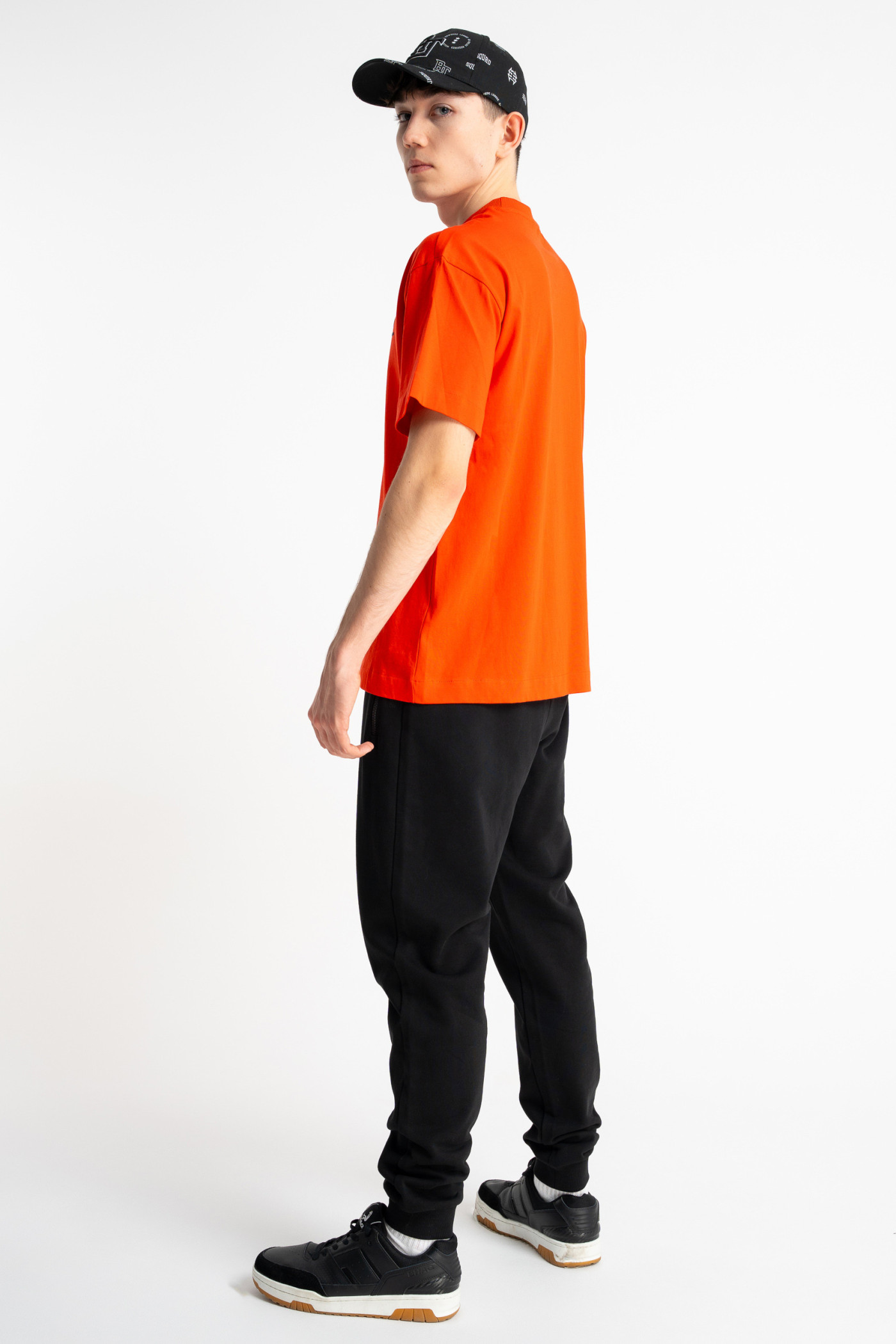 Czarne spodnie dresowe SLIM z minimalistycznym nadrukiem