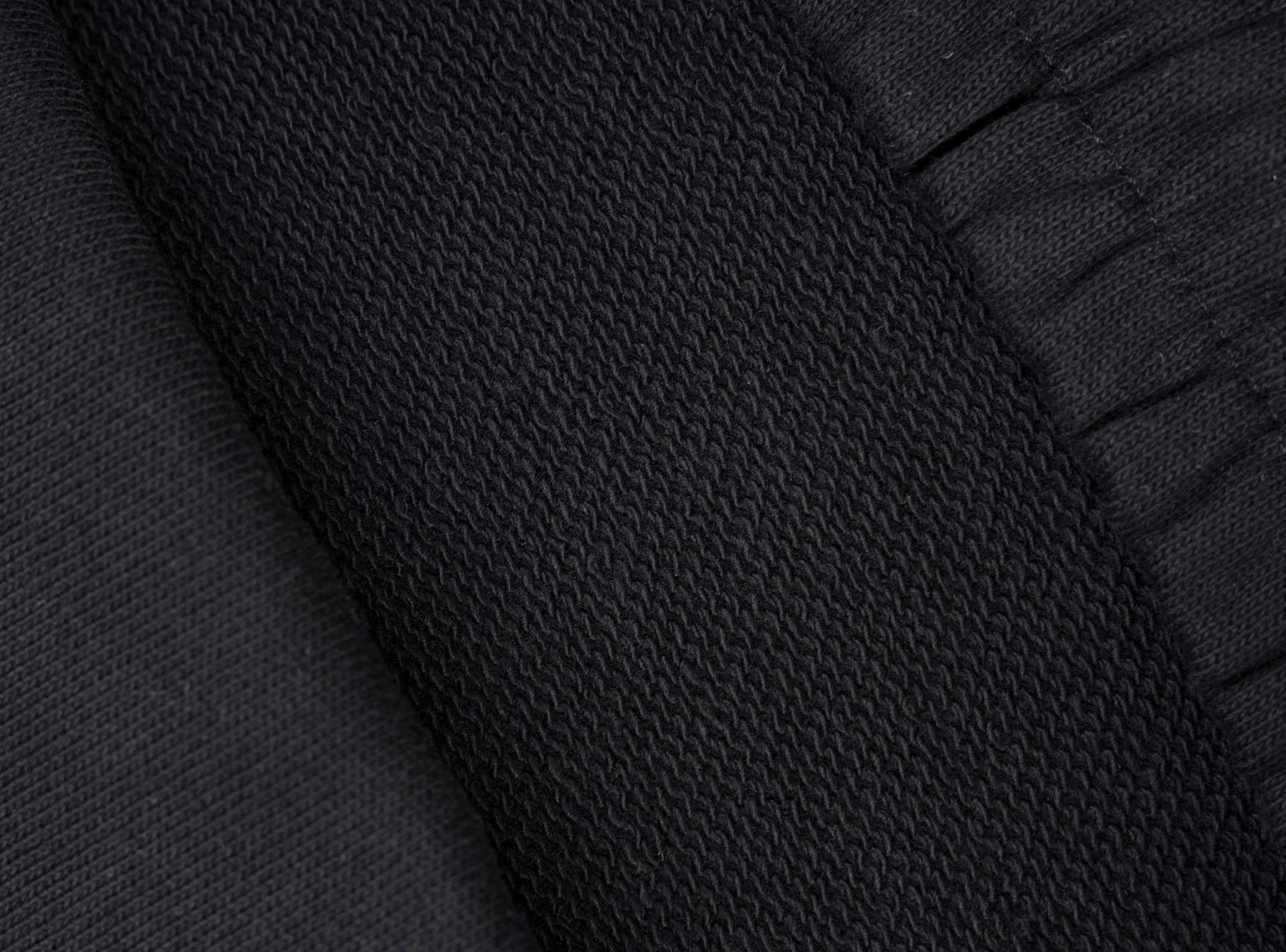 Czarne spodnie dresowe SLIM z minimalistycznym nadrukiem