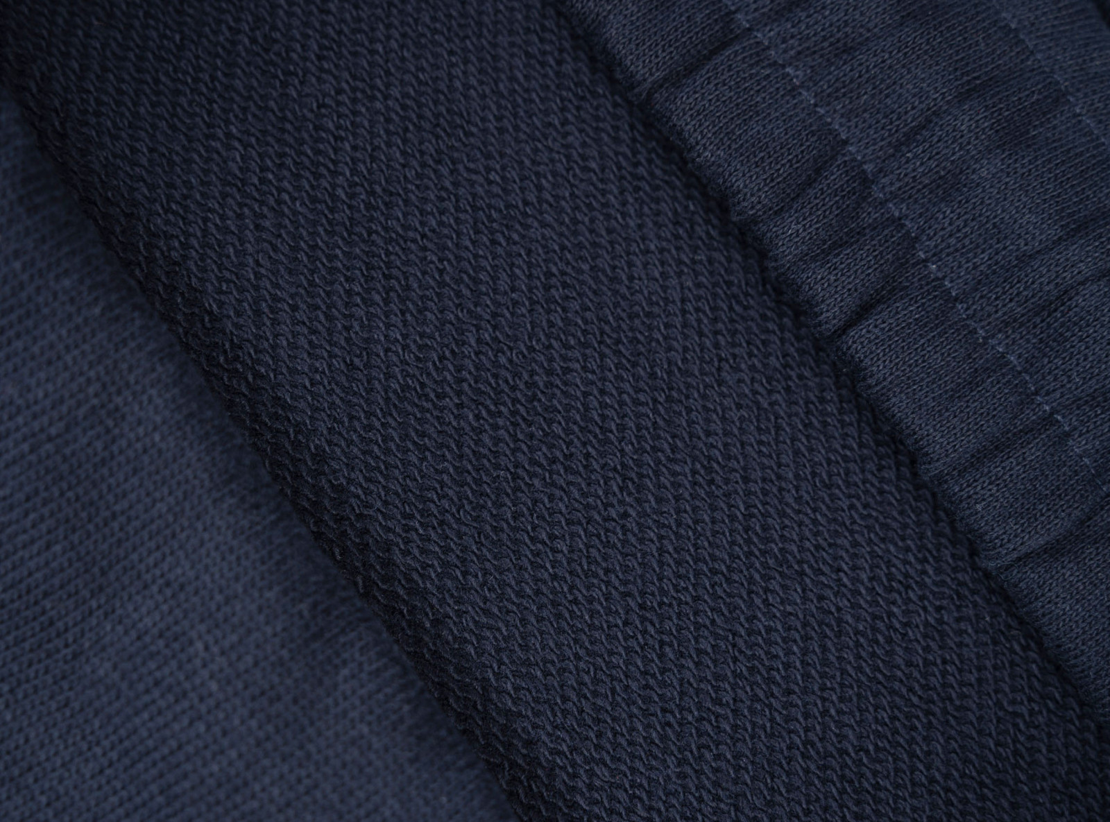 Granatowe spodnie dresowe SLIM z minimalistycznym nadrukiem