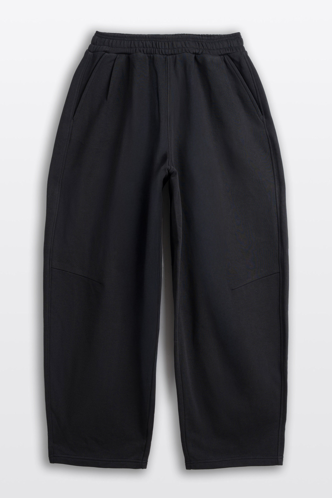 Czarne spodnie dresowe o kroju BARREL bez nadruków