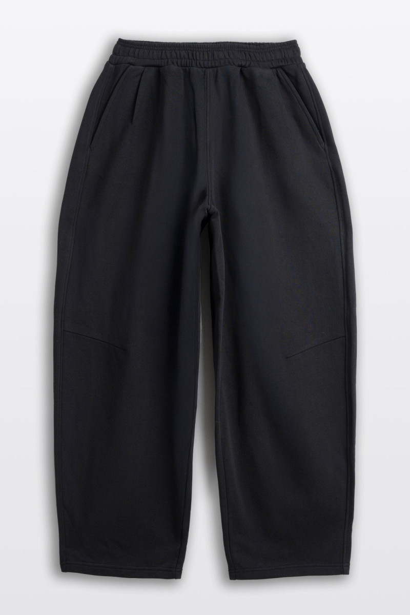 Czarne spodnie dresowe o kroju BARREL bez nadruków, czarny