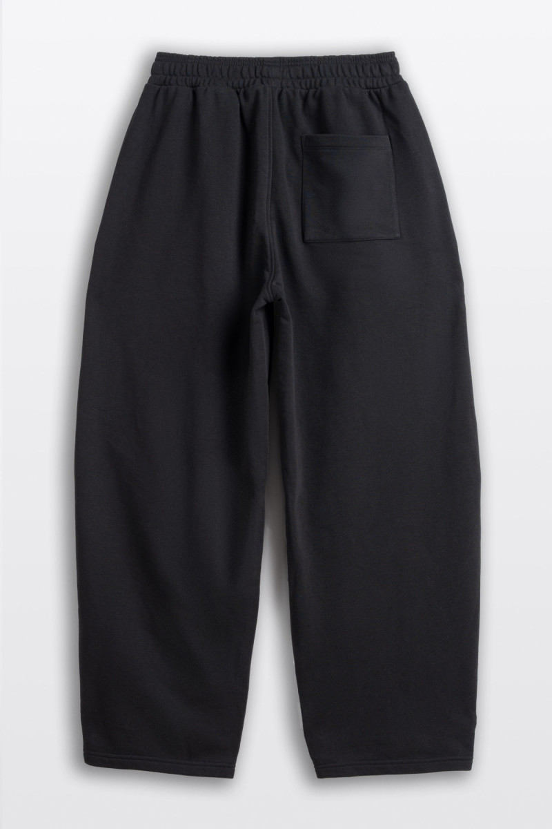 Czarne spodnie dresowe o kroju BARREL bez nadruków, czarny
