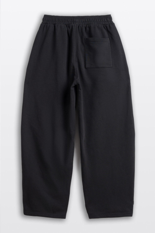 Czarne spodnie dresowe o kroju BARREL bez nadruków