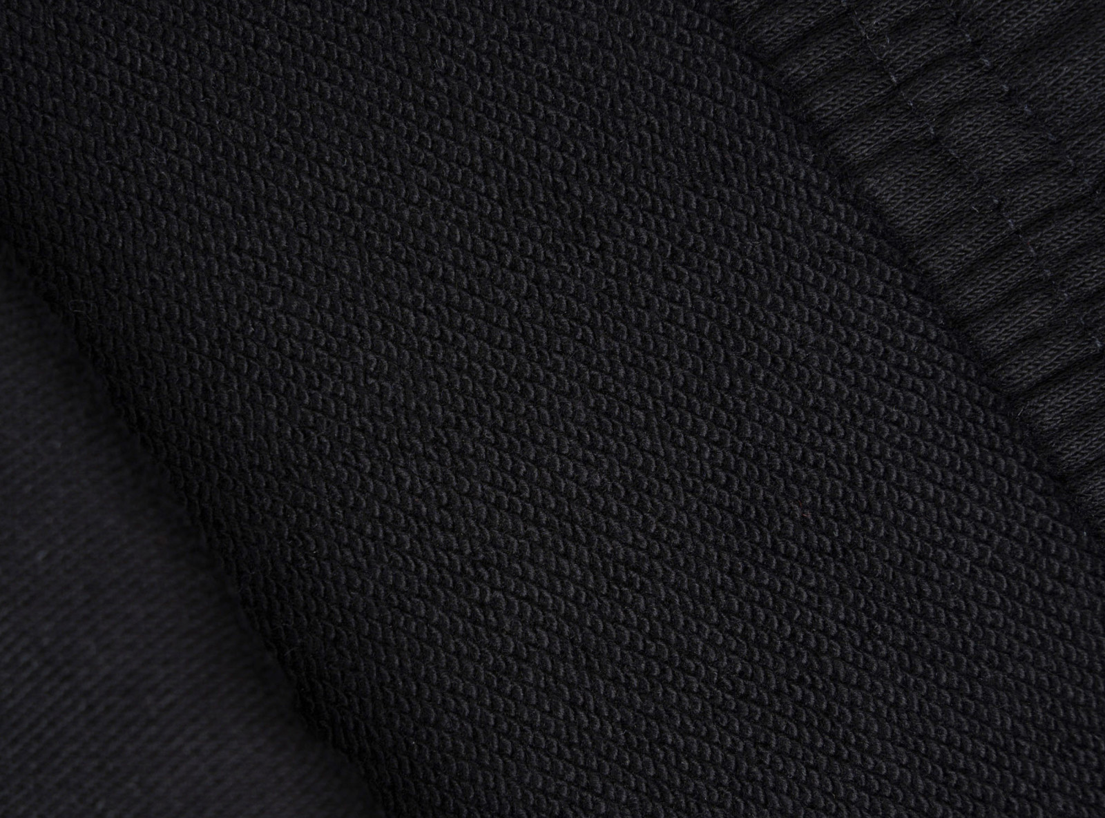 Czarne spodnie dresowe o kroju BARREL bez nadruków