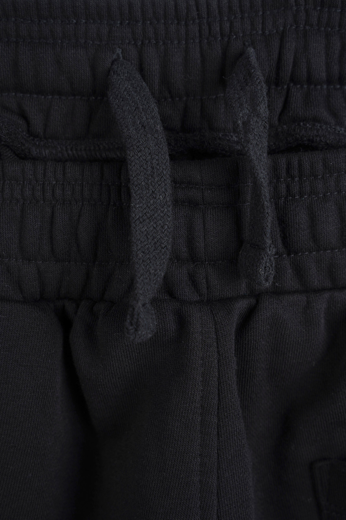 Czarne spodnie dresowe o kroju BARREL bez nadruków