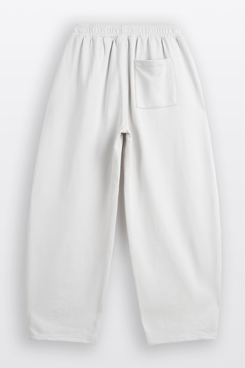 Jasnoszare spodnie dresowe o kroju BARREL bez nadruków