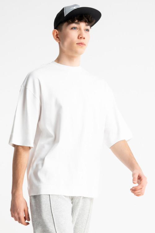 Biały t-shirt LOOSE z minimalistycznym nadrukiem