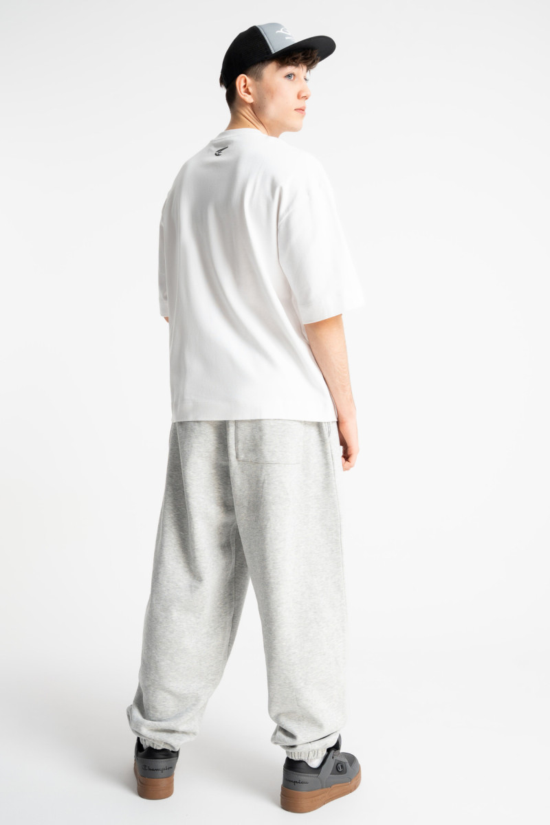 Biały t-shirt LOOSE z minimalistycznym nadrukiem