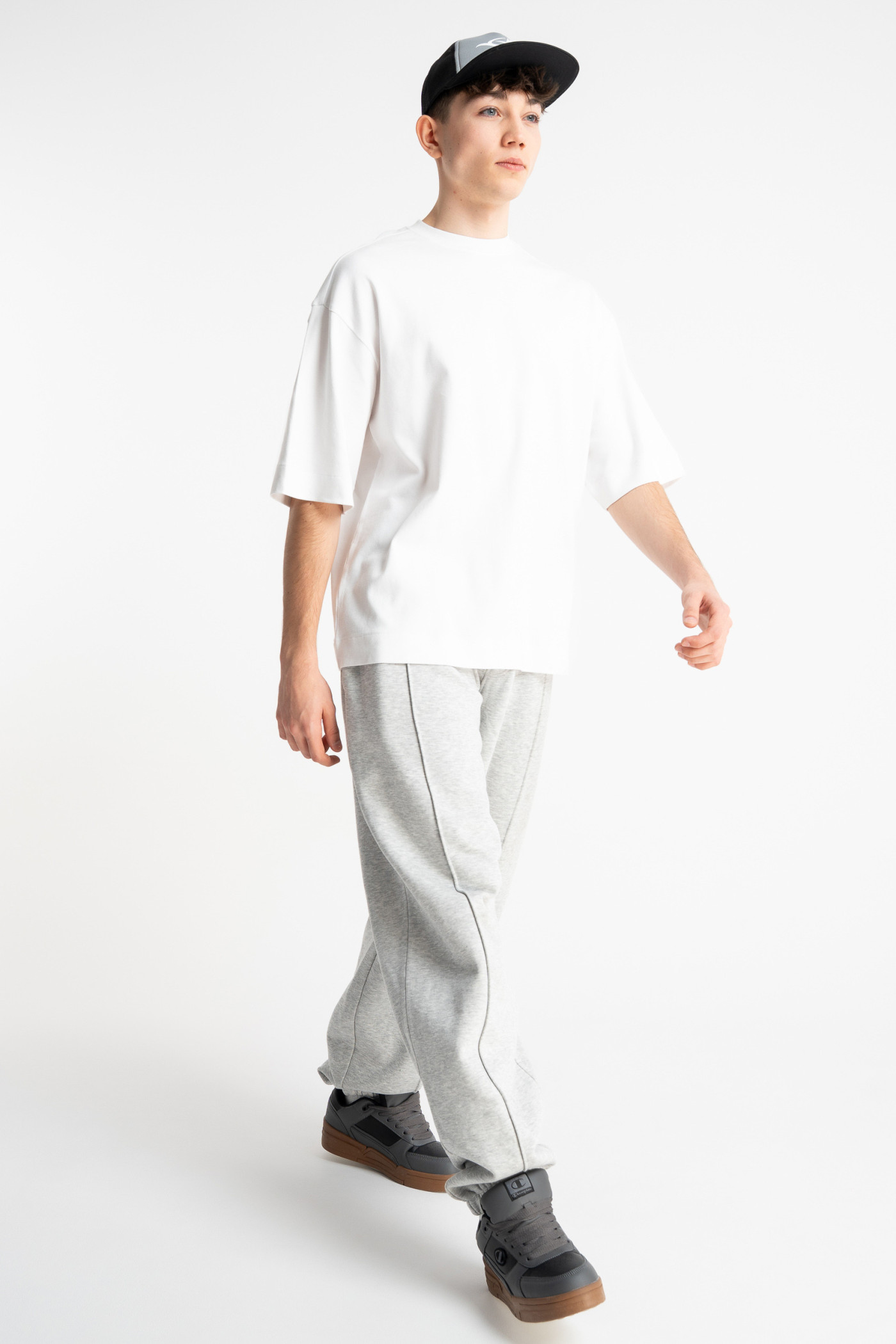 Biały t-shirt LOOSE z minimalistycznym nadrukiem