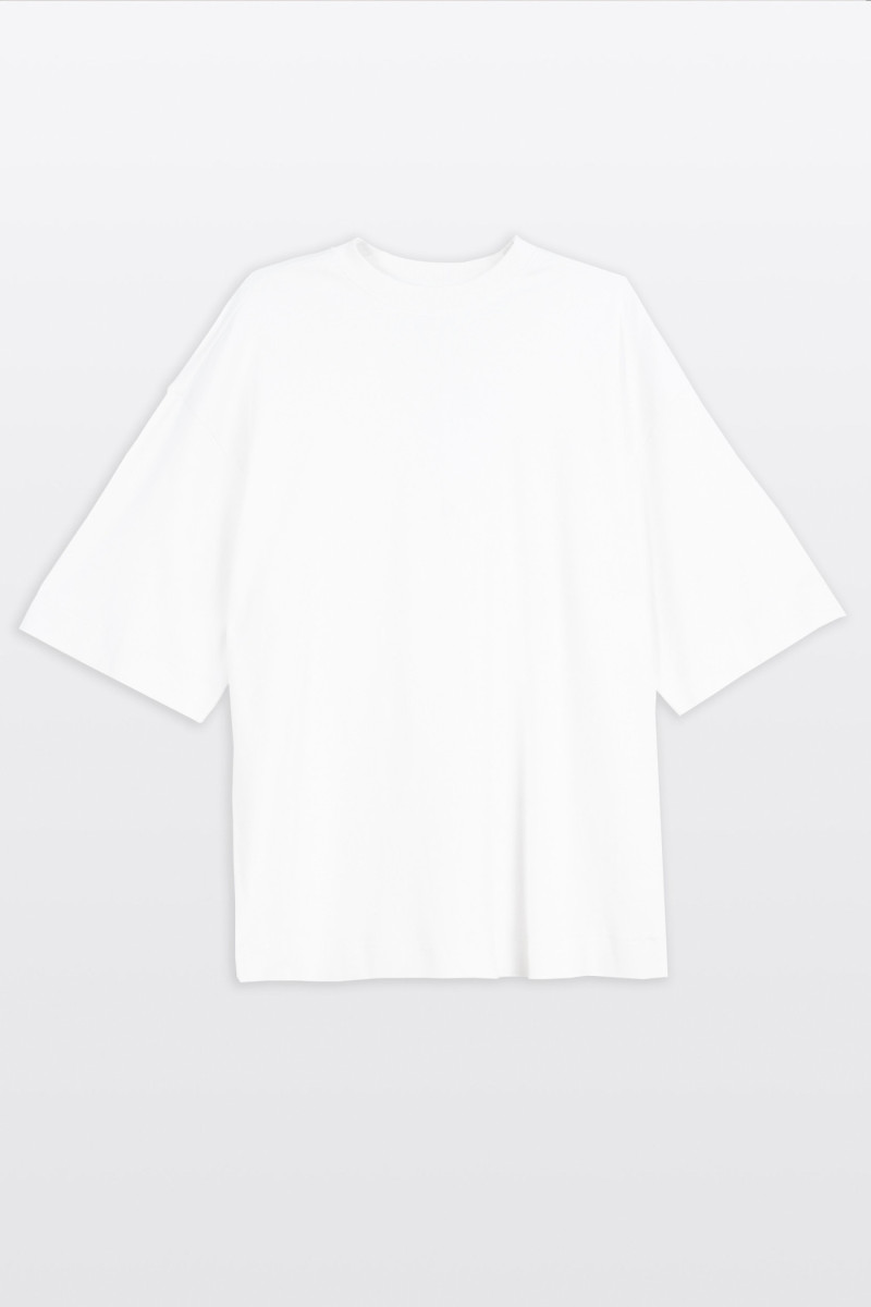 Biały t-shirt LOOSE z minimalistycznym nadrukiem
