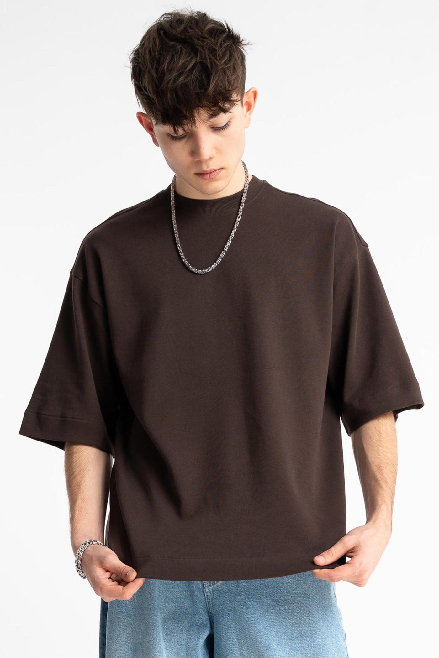 Brązowy t-shirt LOOSE z minimalistycznym nadrukiem