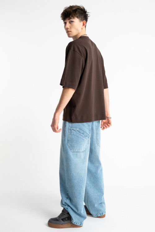 Brązowy t-shirt LOOSE z minimalistycznym nadrukiem