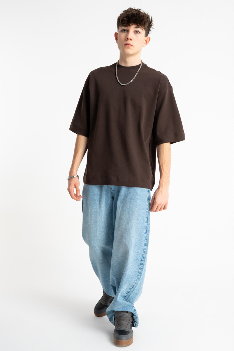 Brązowy t-shirt LOOSE z minimalistycznym nadrukiem